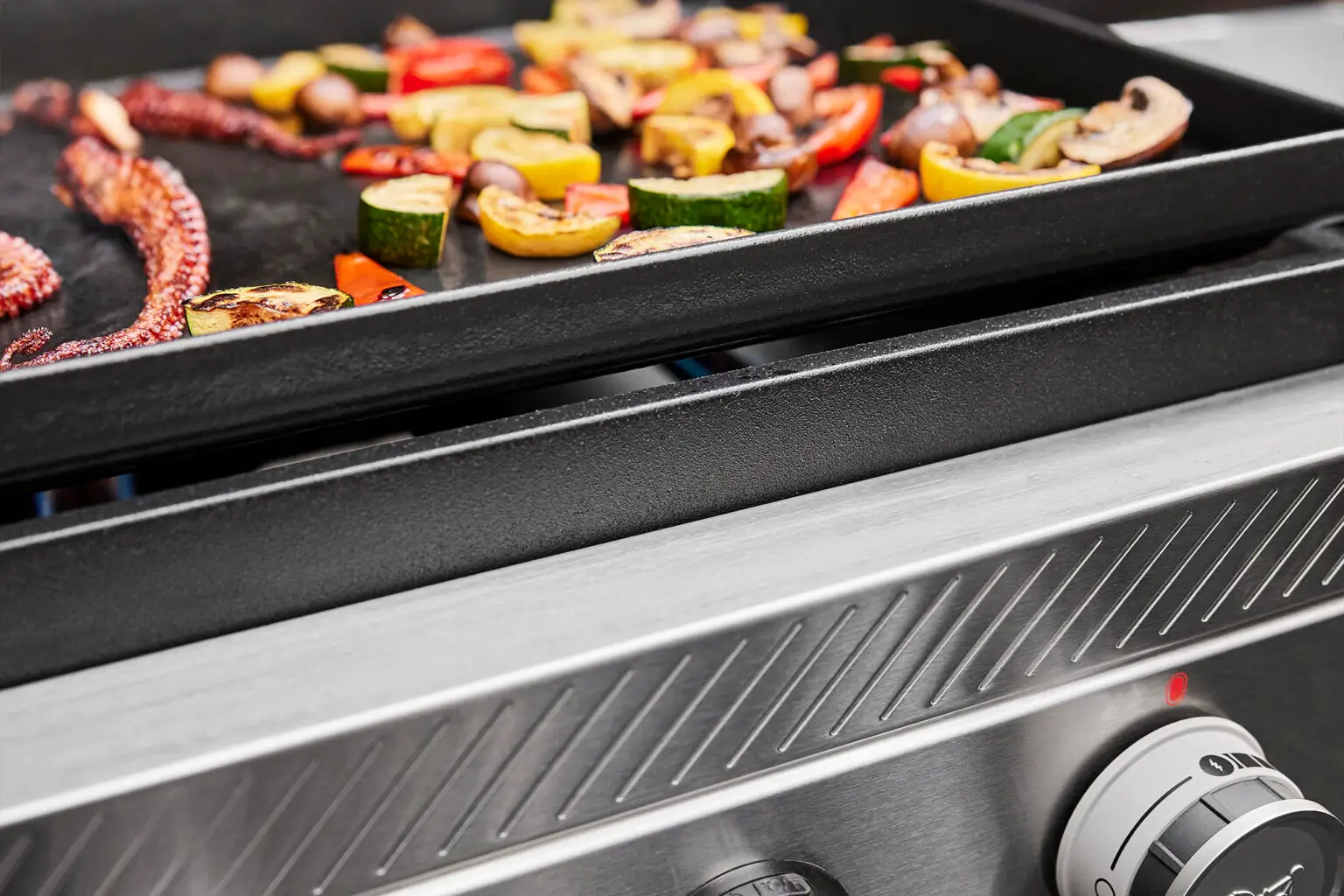 Weber_Plancha_Slate_2026_002